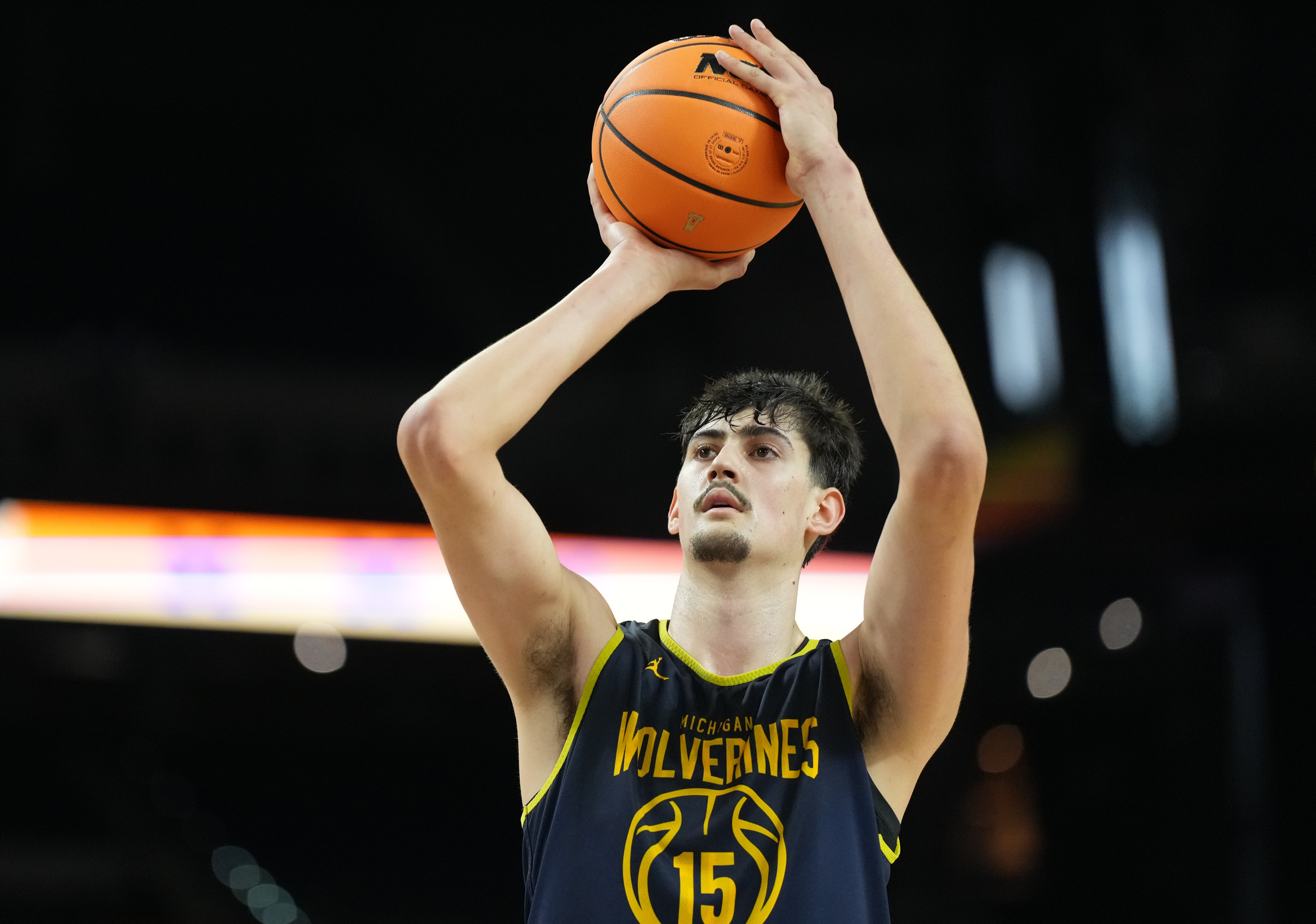 B体育-镇守内线！密歇根2米21高塔马拉7投4中 砍下8分4板1助1断1帽